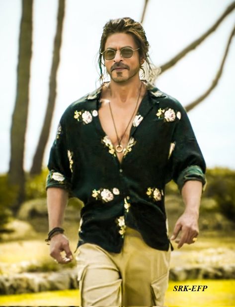 Jawan (2023) : Shahrukh Khan Picture/Photo. https://www.facebook.com/ShahrukhKhanEuropeenFanPage 60s Mens Fashion, Famous People In History, Meldi Ma Hd Photo, 90s Bollywood Aesthetic, Roman Reigns Shirtless, Salman Khan Photo, King Khan, Bollywood Posters, Dressing Sense