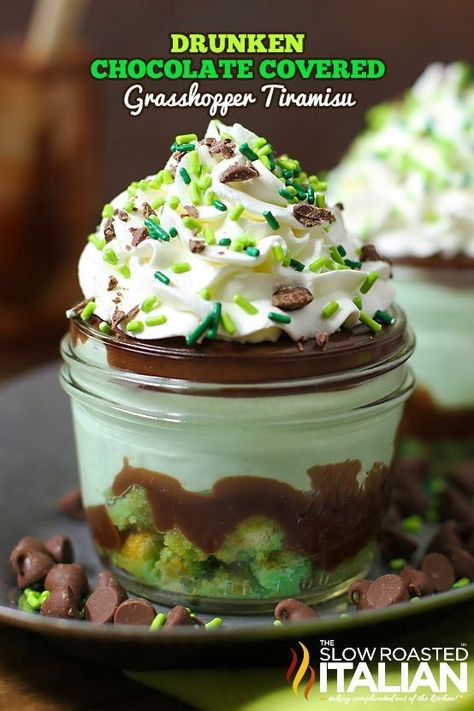 The trifle of your dreams combines all your favorite things about the classic Italian tiramisu, the Grasshopper cocktail, and is covered in tons of hot fudge sauce. The best dessert ever is ready in just 15 minutes! Perfect for St. Patrick's Day or any day. It's truly a dessert that will knock your socks off. Perfect for St Patrick's Day and every day! It is ready in 15 minutes and is perfect for everyone (with alcohol substitutions). Come to The Slow Roasted Italian today! Mint Recipes Dessert, Grasshopper Cocktail, Mint Chocolate Desserts, Tiramisu Trifle, Easy Tiramisu Recipe, Mint Desserts, Italian Tiramisu, Homemade Hot Fudge, Green Desserts