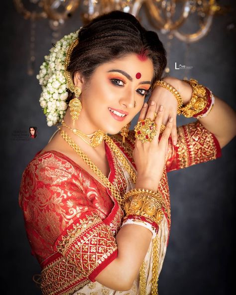 Sweta Bhattacharya, Bengali Dress, Bengali Fashion, Indian Bride Poses, Bengali Saree, Amazing Dp, Indian Bride Makeup, Feather Drawing, Bengali Bridal Makeup