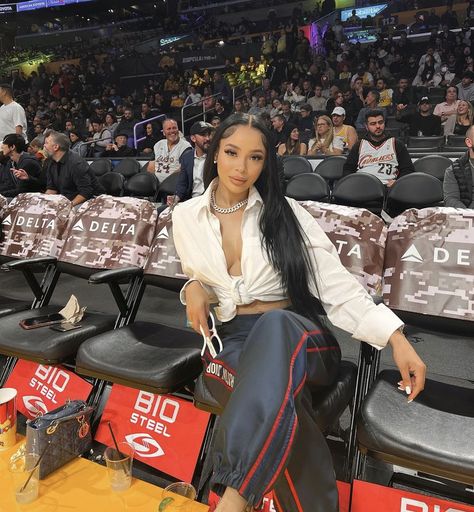 Court Side Outfits, Courtside Outfit Basketball, Courtside Outfit, Nba Wife Aesthetic, Nba Wife, Outfit Basketball, Wife Aesthetic, Aesthetic Content, Gaming Clothes