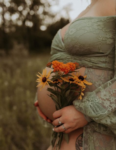 Fall Maternity Aesthetic, Pregnant Nature Photoshoot, Autumn Maternity Photography, Early Spring Maternity Pictures, Fall Maternity Photoshoot Ideas, Halloween Maternity Pictures, Woodland Maternity Shoot, Forrest Maternity, Single Maternity Photography