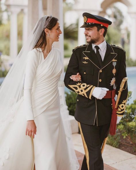 Princess Rajwa, Royal Ball Gowns, Jordan Wedding, Elie Saab Gowns, Royal Wedding Gowns, Real Life Princesses, Princess Wedding Gown, Queen Rania, Royal Brides