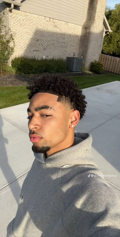 Short Curly Hair Afro, Taper Fade Afro, Afro Hair Fade, Afro Fade Haircut, Curly Hair Afro, Curly Taper Fade, Taper Fade Short Hair, Fade Haircut Curly Hair, Taper Fade Curly Hair