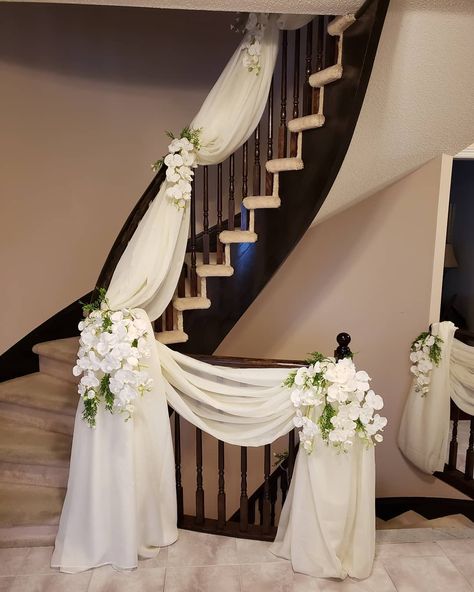 Stairs Decor Wedding, Bride House Decoration, Bride Home Decoration, Banister Decorations, Dholki Ideas, Wedding Staircase Decoration, Wedding Stairs, Wedding Staircase, Staircase Decor Ideas