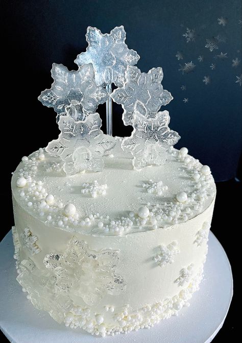 Snow Moon Cake, Birthday Cake Winter Theme, Snow Queen Birthday Party, Snow Themed Cake, Ice Cake Design, Winter Birthday Cake For Women, Snow Cake Birthday, Snow Theme Cake, Snow Birthday Cake