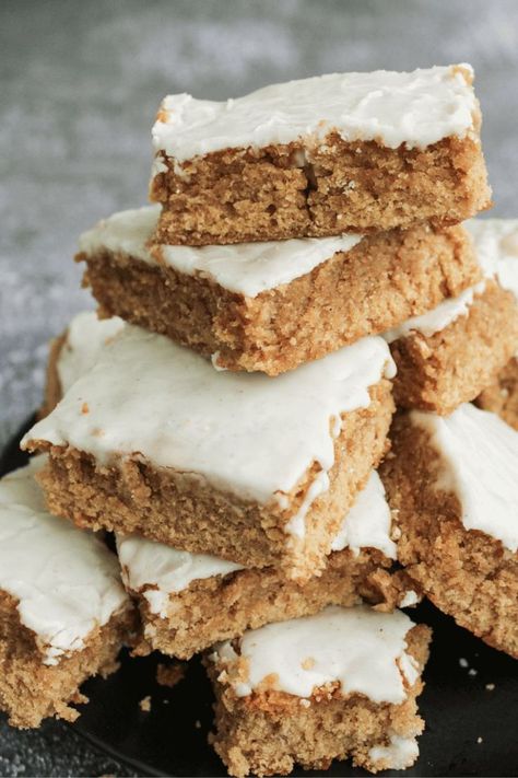 Squares of maple blondies. Maple Blondies, Maple Desserts, Fun Fall Treats, Chewy Bars, Rice Krispie Bars, Cinnamon Frosting, Night In With Friends, Maple Bars, Brownie Frosting