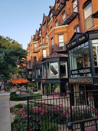 Newbury Street, Back Bay, Boston, MA.  Used to be marshland, now it's brownstones and shopping. Newbury Street Boston Aesthetic, Newberry Street Boston, Boston Newbury Street, East Coast College, Living In Boston Aesthetic, Boston Fall Aesthetic, Boston City Aesthetic, Boston Life, Boston Back Bay