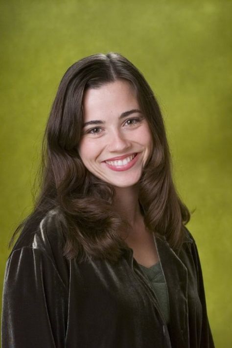 Still of Linda Cardellini in Freaks and Geeks (1999) Linda Cardellini, Freaks And Geeks, The Internet, Internet, Green, Hair