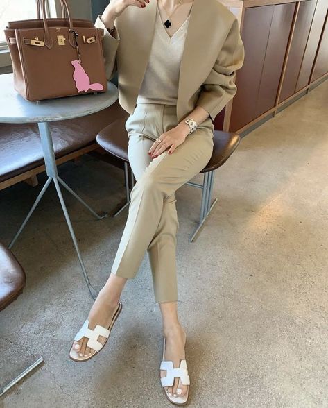 Beige Bag Outfit, Summer Chic Outfit, Academia Aesthetic Outfit, Birkin Mom, Rush Outfits, Beige Bag, Elegant Feminine, Mama Style, Old Money Style