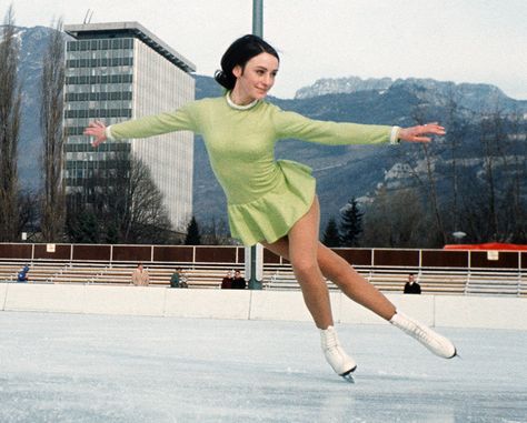 The Eternal Flower... The Icon - Three-Time Ladies World Figure Skating Champion (1966-68) and 1968 Ladies Olympic Figure Skating Champion, Peggy Fleming Ice Skating Olympics, Peggy Fleming, Ice Capades, 1968 Olympics, Scott Hamilton, Skating Board, Bodies In Motion, Ice Skating Outfit, Ice Figure Skating