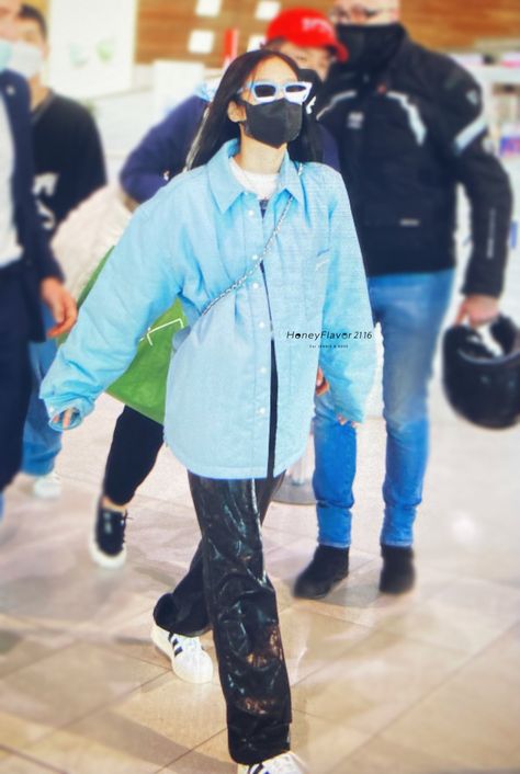 Cdg Airport, Airport Fashion Kpop, Jennie Calvin Klein, Airport Style, Airport Outfit, Blackpink Fashion, Blackpink Jennie, Look Fashion, South Korean Girls