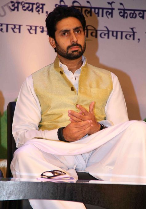 Abhishek Bachchan goes traditional for ‘Yuvak Biradari’ anniversary. #Style #Bollywood #Fashion #Handsome Abishek Bachan, Bachchan Family, Bollywood Men, Abhishek Bachchan, National Film Awards, Healing Yoga, Amitabh Bachchan, August 8, Film Producer