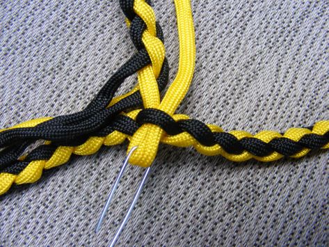 Make A Paracord Dog Leash Dog Leash Diy, Braided Dog Leash, Paracord Dog Leash, Paracord Bracelet Tutorial, Paracord Braids, Diy Dog Collar, Paracord Bracelet Diy, Paracord Dog Collars, Paracord Diy