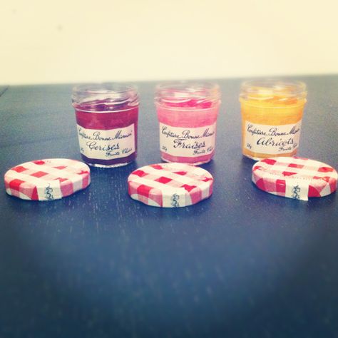 Idées DIY pour dinette : mini-pots de confiture / Jam play house Diy Christmas Gifts For Friends, Hand Dipped Candles, Soy Candle Making, Noel Diy, Modern Candles, Cadeau Diy, Upcycle Recycle, Handmade Christmas Gifts, Diy Home Decor Easy