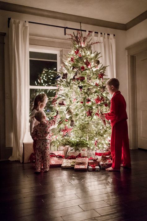 Photos In Front Of Christmas Tree, Tree Decorating Photoshoot, Decorating The Christmas Tree Photoshoot, Family Christmas Tree Pictures, Christmas Tree Family Photos Indoor, Christmas Tree Photoshoot Family, Christmas Tree Photoshoot, Merry Christmas My Love, Christmas Tree Photography