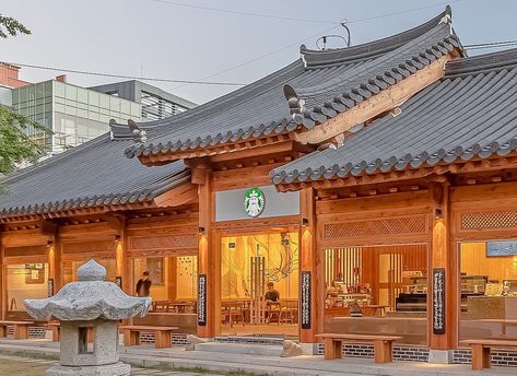 Starbucks Moves Into Old Korean House, Serving Coffee With Shot Of The Past - DesignTAXI.com Kopi Starbucks, Hanok House, Floating Architecture, Daegu South Korea, Ehime, Tiny Cabin, Building Permits, Traditional Korean, Korea Travel