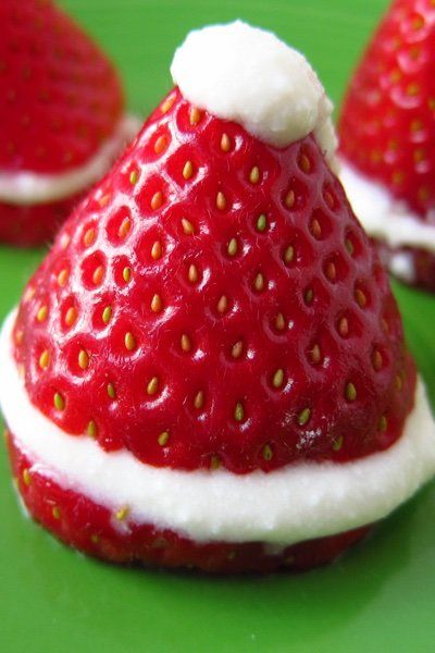 Strawberry Santa Hats Strawberry Santa Hats, Strawberry Santa, Holiday Party Snacks, Christmas Finger Foods, Strawberry Santas, Mousse Mascarpone, Easy Holiday Treats, Appetizers For Kids, Veggie Snacks