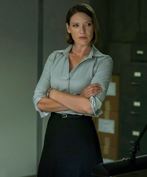 Mindhunter Modeled This Character On A Female Psychologist & Living Legend #refinery29 http://www.refinery29.com/2017/10/176664/mindhunter-character-wendy-based-on-real-person#slide-1 Wendy Carr, John Douglas, Anna Torv, Men’s Health, Living Legends, Fashion Board, Psychologist, Serie Tv, Mist