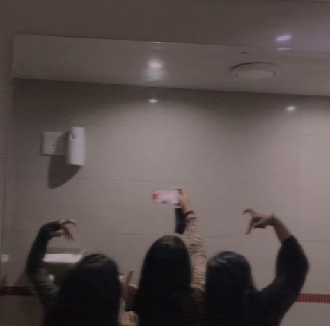 Aesthetic Bestie Pics Trio, Group Photos No Face, Bsf Pics Trio, Aesthetic Bestie Pics No Face, Trio Bff Aesthetic, Aesthetic Girl Trios, Trio Mirror Pics, Two Besties Aesthetic No Face, Trio Pic Ideas Aesthetic