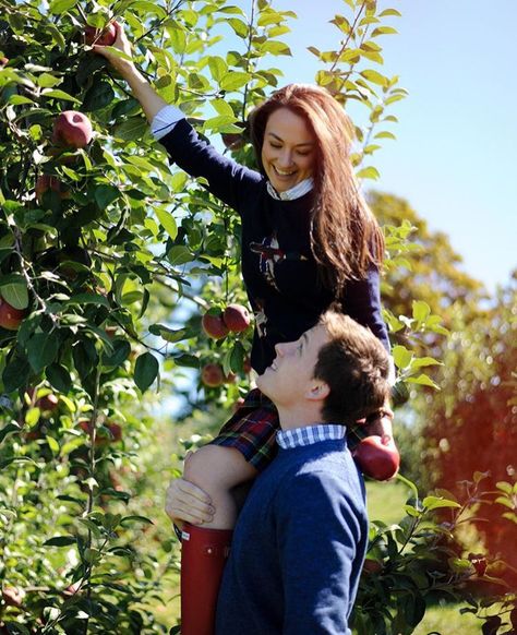 Apple picking Apple Picking Date, Apple Picking Pictures, Apple Orchard Photography, Apple Picking Photos, Apple Picking Outfit Fall, Apple Picking Outfit, Outfit Couple, Fall Couple, Relaxing Moments