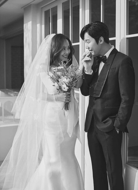 penthouse’s oh yoon hee (eugene) and ha yoon cheol (yoon jong hoon) Eugene Kim, Penthouse Kdrama, Stunning Wedding Photos, Wedding Photo Studio, The Penthouse, Pre Wedding Poses, Korean Wedding, Power Couple, Pre Wedding Photos