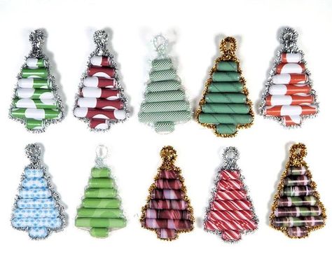 paper bead ornaments                                                                                                                                                     More Bead Christmas Tree, Paper Beads Tutorial, Paper Beads Diy, Make Paper Beads, Bead Ornaments, Paper Bead Jewelry, Magazine Crafts, Christmas Paper Crafts, Beaded Christmas Ornaments