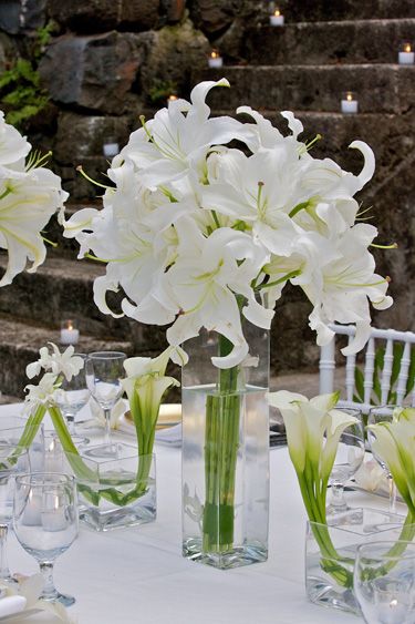 centerpiece. so pretty. Lily Centerpieces, Flowers In Vases, Lily Wedding, Spring Tablescapes, White Wedding Flowers, Deco Floral, White Lilies, Floral Centerpieces, Calla Lily