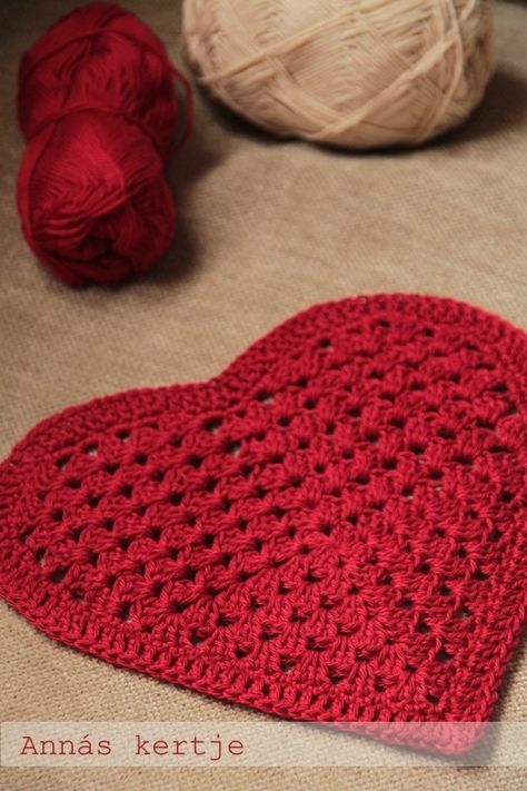 Granny Heart Pattern - with diagram! finally a nice looking granny heart... Crocheted Heart, Balls Of Yarn, Crochet Heart Pattern, Valentines Crochet, Crochet Kitchen, Crochet Motifs, Crochet Heart, Crochet Rug, Crochet Squares