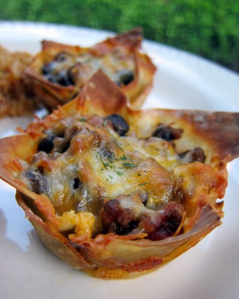 The Original Taco Cupcakes Recipe! Taco meat, black beans, and cheese baked in wonton wrappers in a muffin pan. Top with your favorite taco toppings. Kids (and adults) love these! Great for lunch, dinner or parties!! SOOO good! Taco Cupcakes, Taco Cups, Plain Chicken, Snacks Für Party, Modern Houses, Mexican Dishes, High Tea, Appetizer Snacks, I Love Food