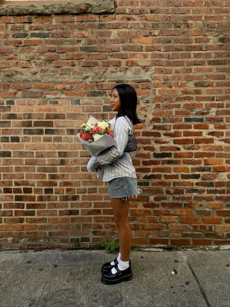 Flower Shoes Outfit, Girly Streetwear Outfits, How To Style Mary Janes, Outfits With Mary Janes, Mary Jane Outfit, Fall Skirt Outfits, Mary Janes Outfit, Mary Jane Shoes Outfit, Denim Skirt Outfit