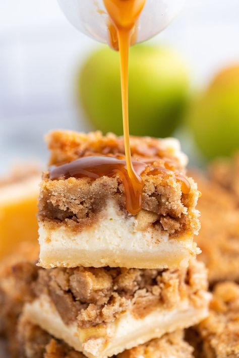 Layers of shortbread crust, smooth cheesecake filling, cinnamon and nutmeg spiced apples, and a crumbly streusel topping make up these fall favorite caramel apple cheesecake bars. Friendsgiving Dessert, Smooth Cheesecake, Apple Cheesecake Bars, Caramel Apple Cheesecake Bars, No Bake Pumpkin Cheesecake, Apple Bars, Fall Baking Recipes, Caramel Apple Cheesecake, Apple Cheesecake