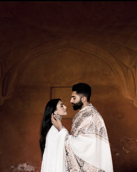 Royal Couple Aesthetic, Engagement Aesthetic Indian, Temple Couple Photoshoot, Prewedding Ideas Indian, Pre Wedding Poses Indian, Rom Photoshoot, Engagement Photo Poses Indian, Indian Pre Wedding Photoshoot, India Pre Wedding Photoshoot