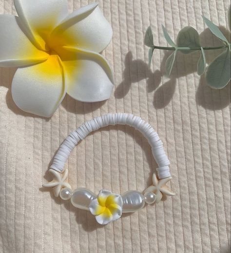 Tropical Bracelets, Hibiscus Bracelet, White Plumeria, Preppy Bracelets, Preppy Beach, Polymer Clay Flower Jewelry, Beach Bracelets, Bead Charms Diy, Clay Bracelet