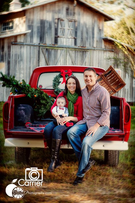 Truck Christmas Photoshoot, Vintage Truck Christmas Photoshoot, Christmas Photoshoot Family, Tree Farm Minis, Christmas Mini Shoot, Vintage Truck Christmas, Christmas Pictures Outfits, Christmas Poses, Winter Family Photos