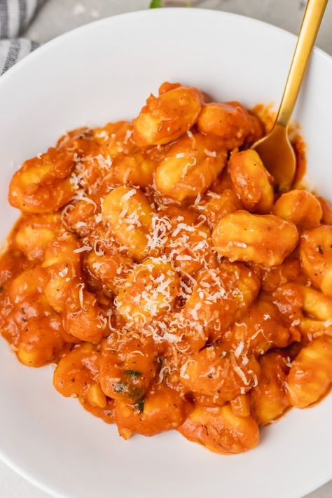 Gnocchi with tomato sauce Aka gnocchi al pomodoro is quick, easy and delicious. Pillowy potato dumplings cooked in rich tomato sauce Gnocchi Tomato Sauce, Gnocchi Sauce, Gnocchi Recipes Easy, Vegetable Pasta Bake, Homemade Gnocchi, Potato Dumplings, Gnocchi Recipes, Vegetable Pasta, Easy Pasta Recipes