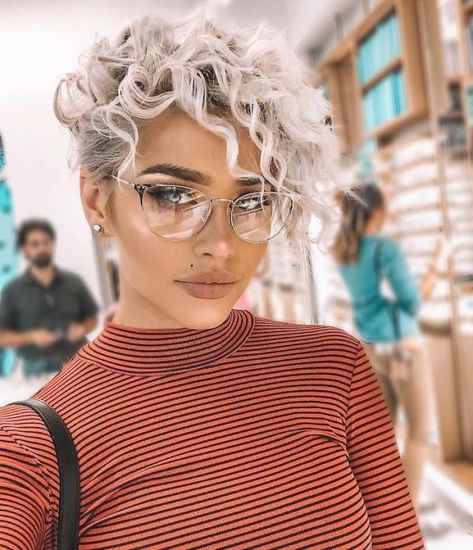 Permanente mossa capelli corti e medi ⏰ Quanto dura? Tutti i consigli top Female Hair Cut, Man Bun Curly Hair, Hair Color Ideas 2022, Trendy Pixie Haircut, Short Blonde Curly Hair, Hair Cut Styles, Lowlights Blonde, Pixie Wig, Wig Blonde