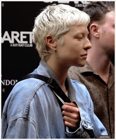 EMMA, YOU COOL CAT. On the blue carpet for ‘Cabaret and the Kit Kat Club’ [+] LGBTQ 🏳️‍🌈 [+] EMMA D’ARCY [GIF Collection] ✨ Emma D’arcy Short Hair, Emma Darcy Hair, Emma Corrin Hair, Emma D’arcy, Bleached Pixie, Lady Vengeance, Emma Darcy, Queer Hair, Non Binary People