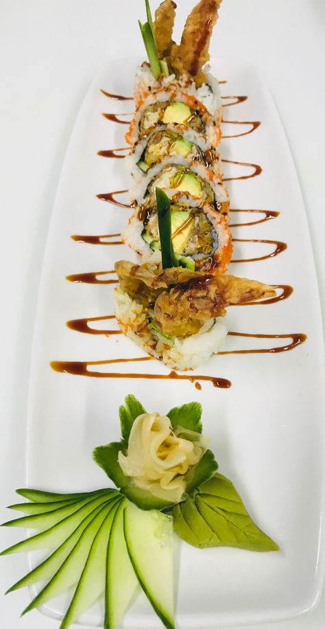 Spider roll Kitchen And Bar Ideas, Sushi Recipes Homemade, Sushi Roll Recipes, Japan Sushi, Decorações Com Comidas, Homemade Sushi, Sushi Plate, Nursing Homes, Sushi Recipes