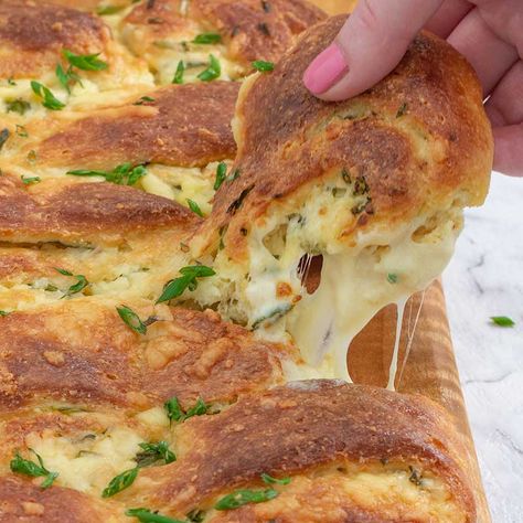 The Best Keto Cheesy Garlic Bread Recipe - What makes this keto cheesy garlic pull-apart bread better than others is its ability to rise and also the aroma of yeast. These two important elements add to taste and texture in your mouth, making it the best cheesy garlic bread you'll ever make. Bread Garlic Cheese, Low Carb Bread Alternatives, Pull Apart Recipes, Pull Apart Garlic Bread, Bread Garlic, Bagels Recipe, Low Carb Bagels, Bread Pull Apart Recipes, Fathead Dough