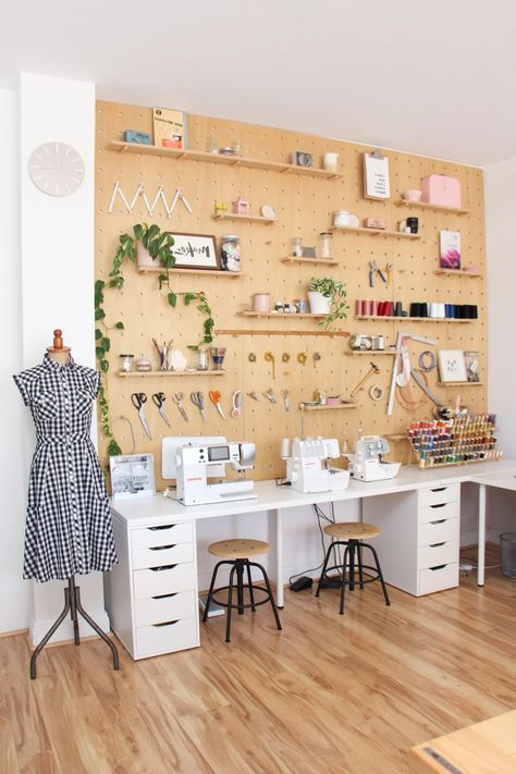 Aménager un atelier dans une chambre - Clem Around The Corner Sewing Machine Display Ideas, Sewing Nook Ideas Small Spaces, Canvas Storage Ideas Small Spaces, Sewing Workspace, Designer Job, Fashion Workshop, Florist Studio, Sewing Room Inspiration, Art Studio Room