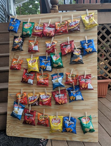 Thought this would be a better way to have our guests "shop" for their favorite chips at our birthday bbq. Potato Chip Display For Party, How To Display Chips At A Party, Chip Holder For Party, Chip Bar Party, Chips Display For Party, Chips And Dip Party Display, Chip Display For Party, Snack Wall, Kids Movie Party