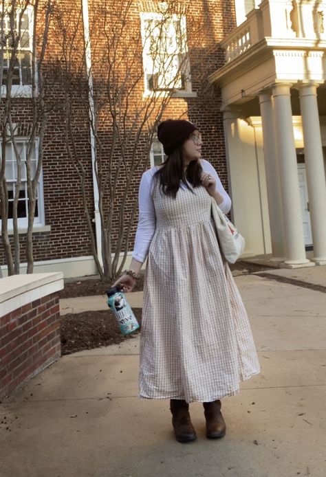 Layered long dress causal fit with beanie and cowboy boots, tote bag girlie fit, indie cowboy boot outfit ideas Long Dresses And Cowboy Boots, Indie Cowboy, Dresses And Cowboy Boots, Layered Long Dress, Midsize Winter, Cowboy Boot Outfits, Cowboy Boot, Cute Simple Outfits, Fashion Aesthetic