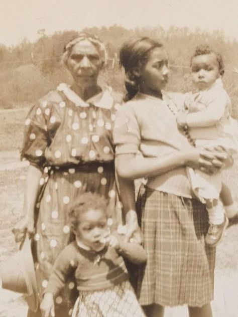 "Black herbalists were the tonic the Valley needed" - BMN 030108 Midwives II Female Herbalist, Black Herbalist, Appalachian Folk Magic, Folk Herbalism, Barbara O’neil Herbalist, Mountains At Night, Bushy Eyebrows, African American Women, Black Excellence