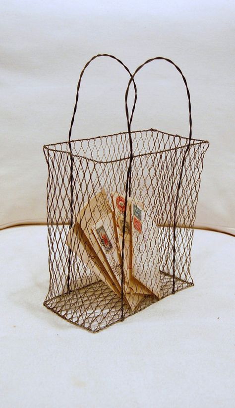 ♥ Diy Wire Basket, Chicken Wire Projects, Chicken Wire Diy, Chicken Wire Sculpture, Chicken Wire Art, Chicken Wire Crafts, Vintage Wire Baskets, Art Fil, Wire Diy