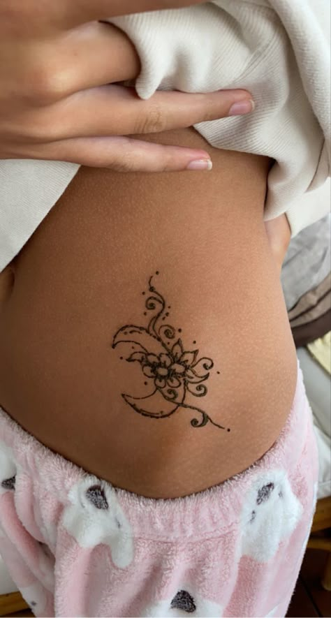 #henna #hennaart #summerholidays #summeraesthetic #hennaartideas Henna Waist Design, Henna On Stomach, Hip Henna, Thigh Henna Tattoo, Stomach Henna, Beachy Henna, Summer Henna Designs, Cool Henna Tattoos, Summer Henna