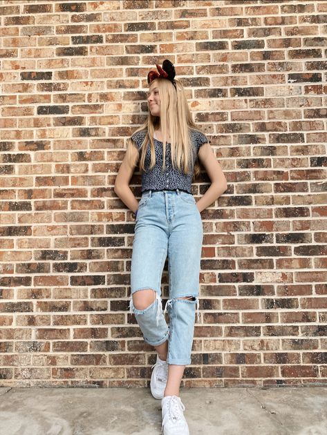 Brick Wall Pictures Ideas Instagram, Pic Poses, Summer Picture Poses, Cute Disney Pictures, Disney Instagram, Spring Pictures, Cute Instagram Pictures, Senior Pictures Poses, Disney Photos