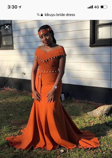 Ruracio outfit Kikuyu Wedding, Ruracio Dresses, Traditional Wedding Dress African, Asoebi Outfit, Long Beach Wedding Dresses, Chiffon Wedding Gowns, Dresses Off Shoulder, Long Bridal Gown, African Traditional Wedding Dress