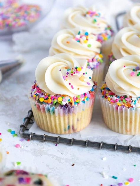 Funfetti Cake Cupcakes, Funfetti Cupcakes Decorating, Celebration Cupcakes Ideas, Homemade Confetti Cupcakes, Summer Fun Cupcakes, Funfetti Filled Cupcakes, Girls Cupcake Ideas, Cupcake Recipes Birthday, Funfetti Cupcake Ideas