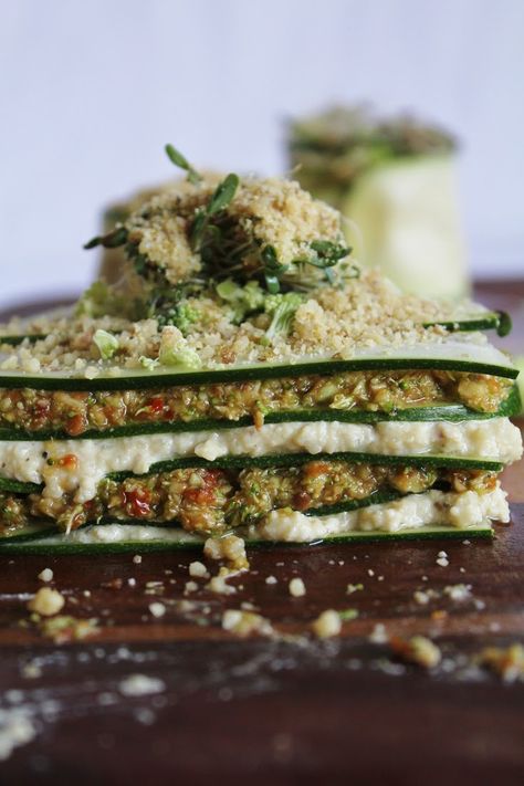 Raw vegie lasagne Raw Lasagna, Lasagna Vegan, Cheese And Broccoli, Sandwich Vegetarian, Vegan Lasagna, Cashew Cheese, Tomato Pesto, Raw Diet, Raw Food Diet