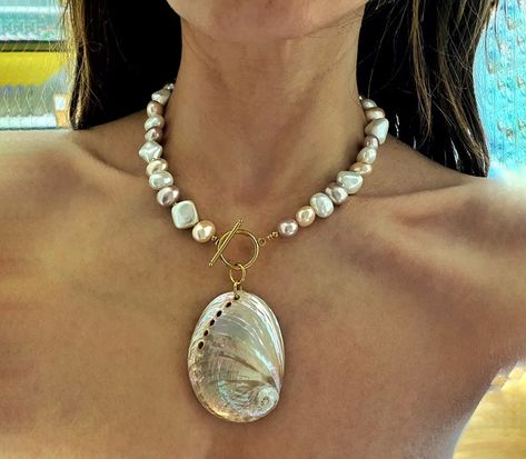 Pearly Queen, Long Stone Necklace, Abalone Shell Necklace, Vintage Jewelry Ideas, Mood Jewelry, Mermaid Core, Stones Necklace, Pearls Diy, Autumn 2024